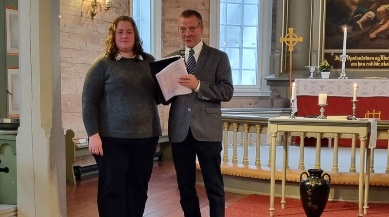 Kristin Kalstad vart presantert for kyrkjelyden i Dale kyrkje av Terje Roald Halsnes.