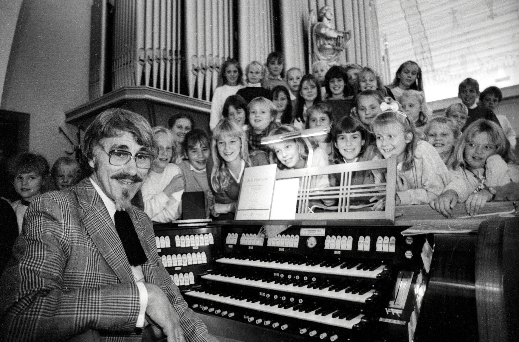 Egil Hovland der han trivdes best: i barns selskap. Foto: Svein Kristiansen, Fredrikstad Blad