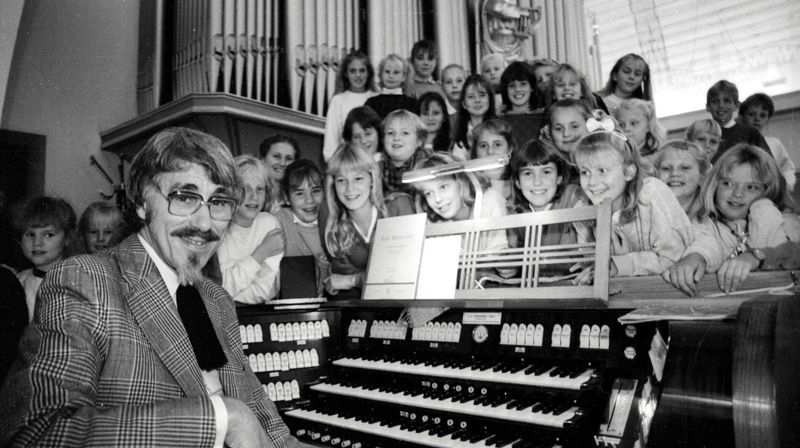 Egil Hovland der han trivdes best: i barns selskap. Foto: Svein Kristiansen, Fredrikstad Blad