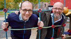 Kunstnerisk leder Tore Erik Mohn (t.v.) og daglig leder Emil Skartveit, er skjønt enige om at det er viktig å ta vare på barnet i seg når man lager program for Egil Hovland-festivalen.