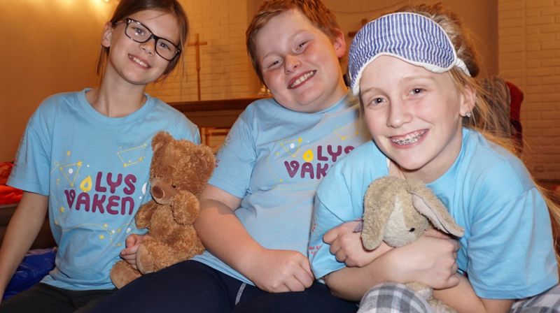 Viktoria Wahlberg Norman, Håkon Gudjonsson og Christine Aarsland Navestad var blant de 16 barna som overnattet i Gressvik kirke, og lærte kirkelyden å synge Lys våken-sangen under gudstjenesten dagen etter.