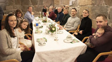 Dagens hovedperson, Sofie, sitter i pappas armer. Hun hadde hele familien med seg da hun ble døpt etter "drop-in"-prinsippet, lørdag 16. mars.