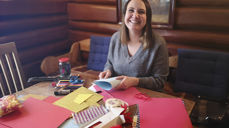 Det mangler ikke på lekre effekter når Julie Karense Karstensen inviterer til valentinkort-verksted!