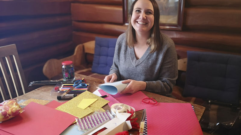 Det mangler ikke på lekre effekter når Julie Karense Karstensen inviterer til valentinkort-verksted!