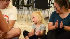 Småbarnssang er en hyggestund for liten og stor i hverdagen. Her i Gressvik menighetssenter.