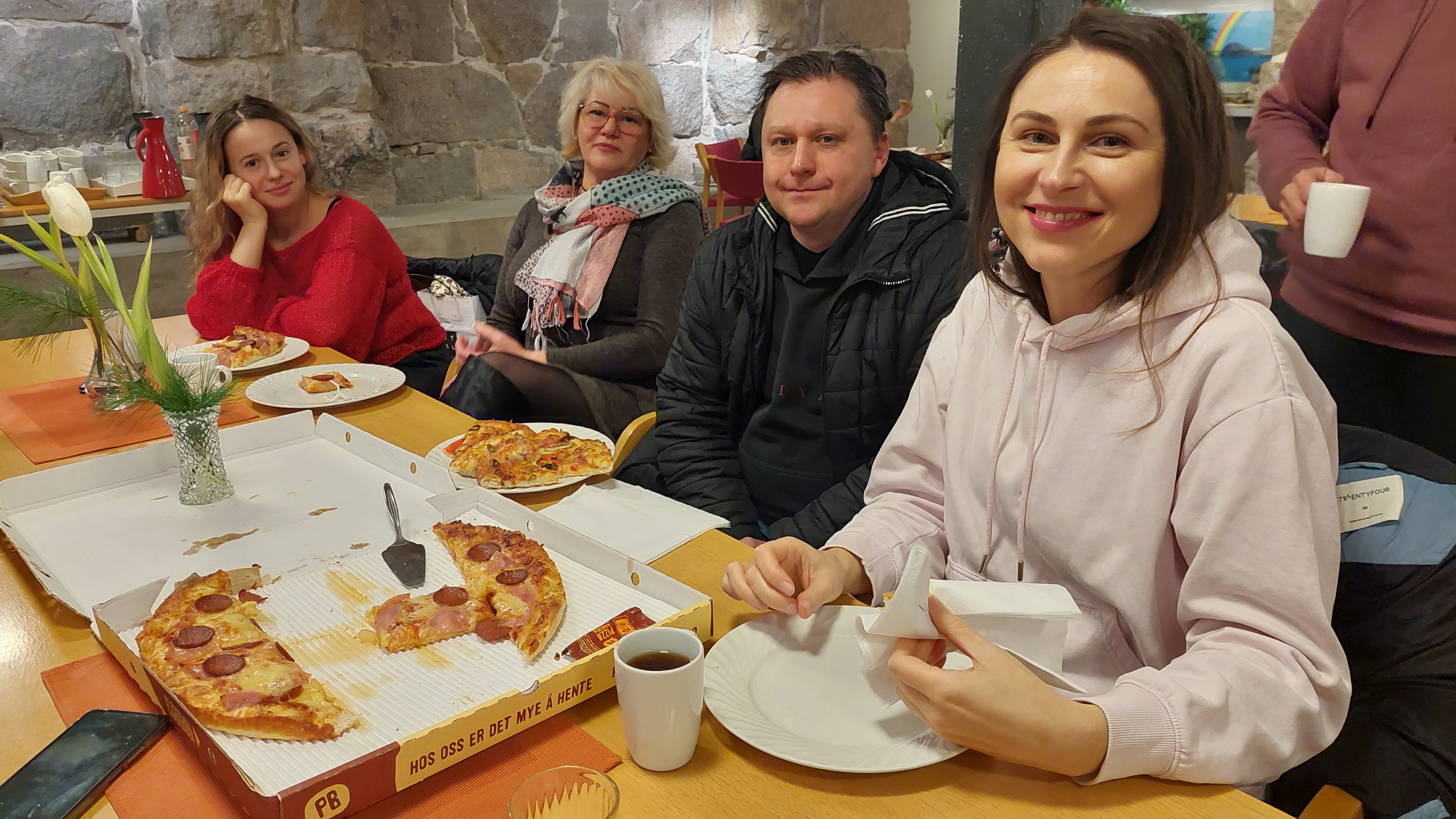 Glimt fra pizzaservering i Domkirkens kjeller 20. januar 2025.