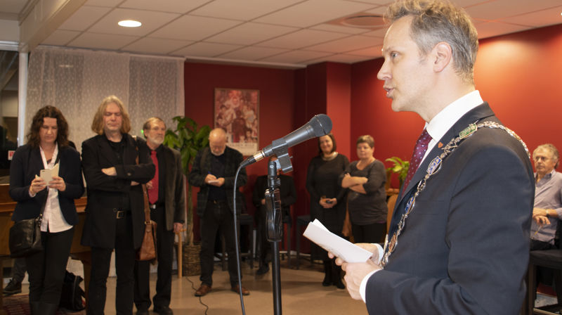 Ordfører Jon-Ivar Nygård ønsker kirken velkommen "ut av skapet" fra 3. etasje, til en langt synligere beliggenhet på gateplan i Nygaardsgata 28.