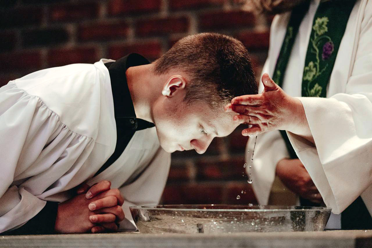 Hvert år blir rundt tusen konfirmanter døpt. Drop-in-dåp kan være en fin måte å gjøre det helt enkelt, og like stort, på. (Foto: Malin Longva, Den norske kirke).