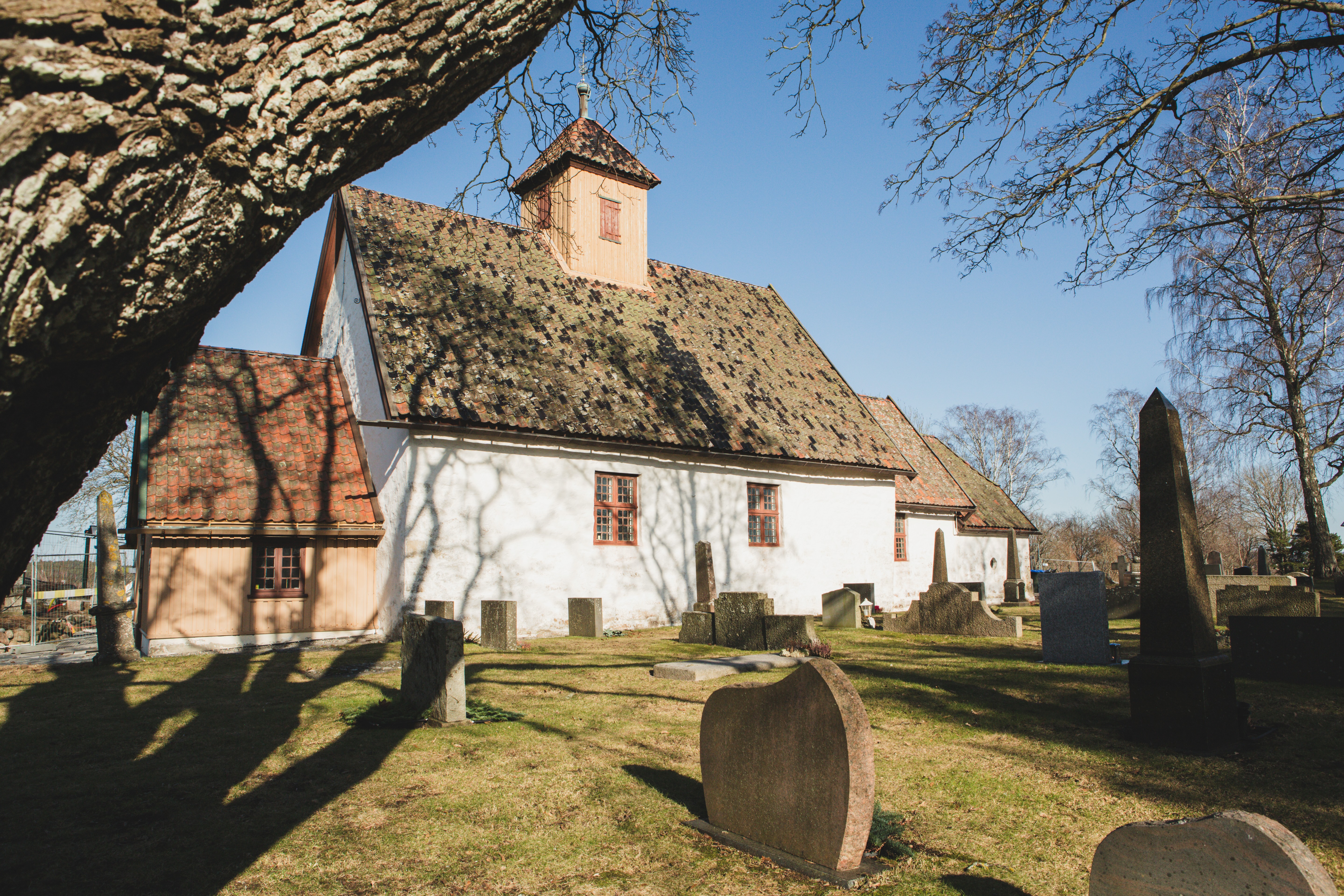 Gamle Glemmen kirke ligger på Lisleby/Leie. Foto: Cecilia Riis Kjeldsen.
