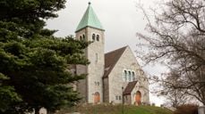 Gressvik kirke sett fra forsiden. Foto: Cecilia Riis Kjeldsen.