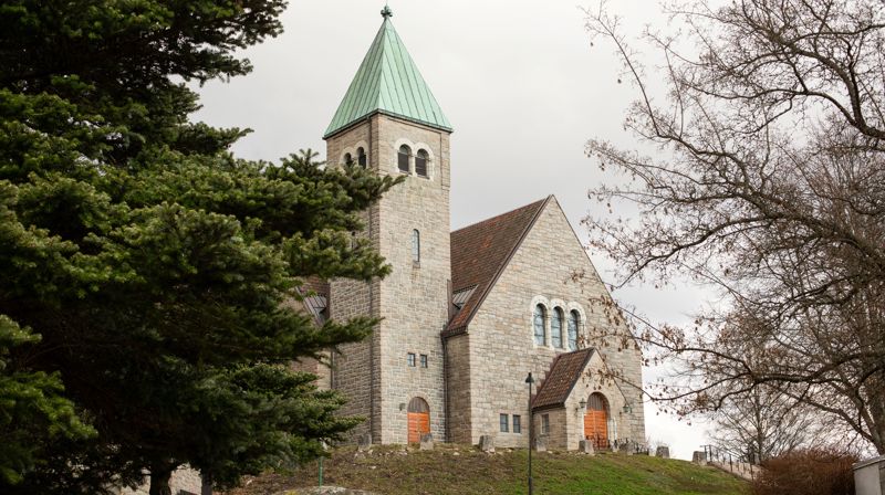 Gressvik kirke sett fra forsiden. Foto: Cecilia Riis Kjeldsen.