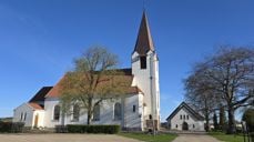 Rolvsøy kirke med kapell i bakgrunnen. Foto: Den norske kirke i Fredrikstad.