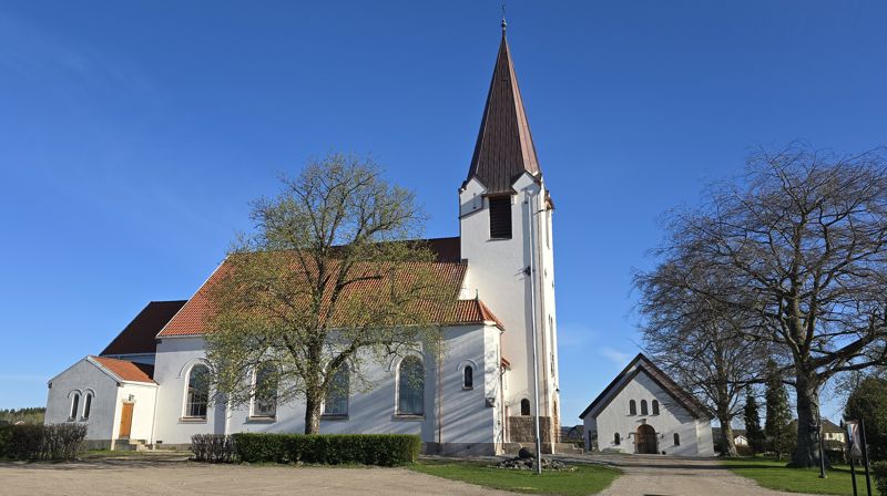 Rolvsøy kirke med kapell i bakgrunnen. Foto: Den norske kirke i Fredrikstad.