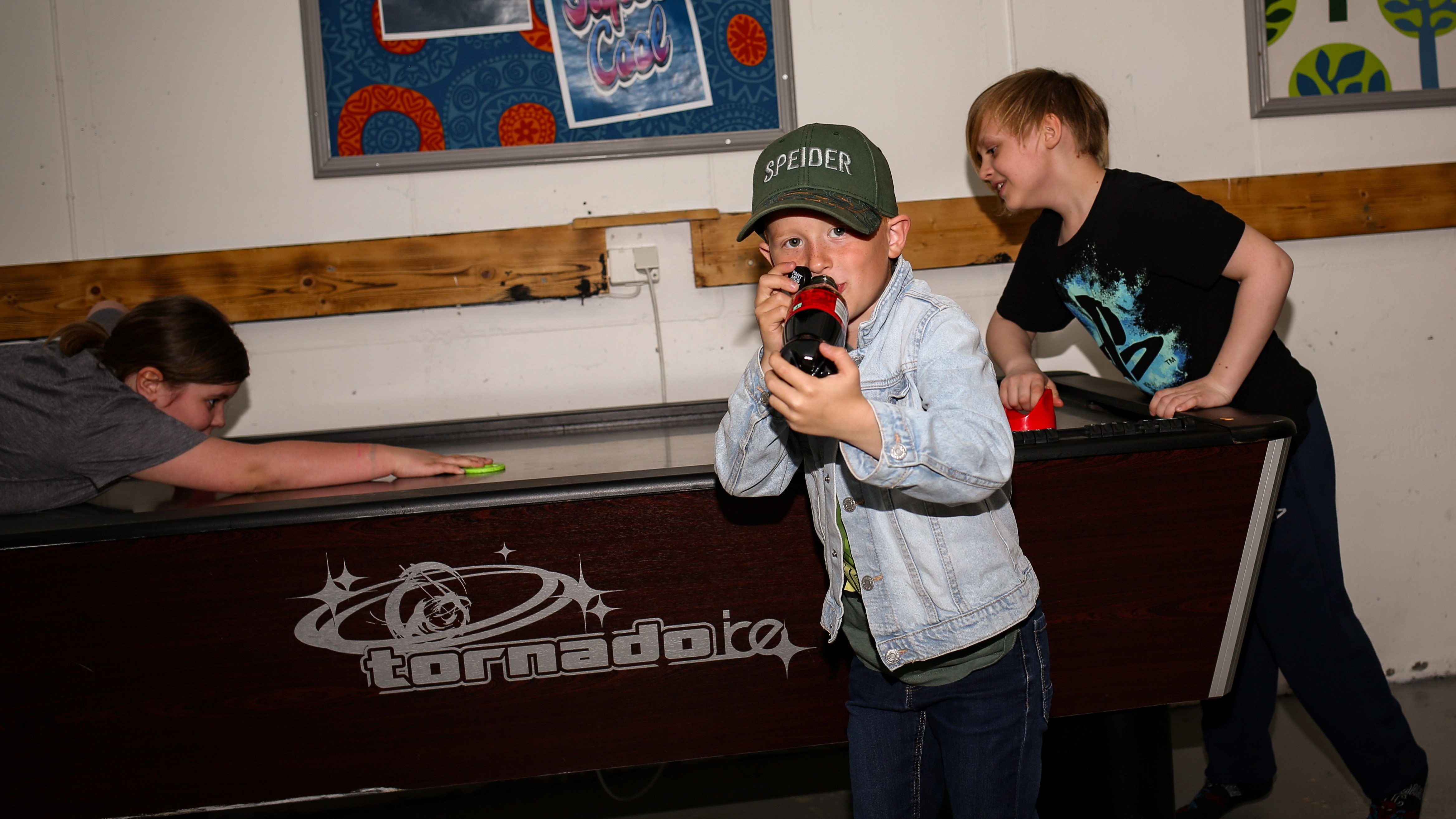 Glimt fra fredagsklubben i Kjølstad kirke i juni 2024. Foto: Cecilia Riis Kjeldsen.