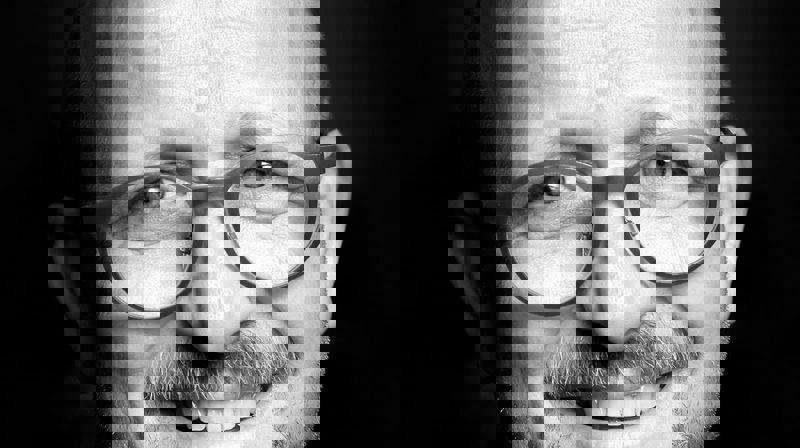 Forfatter, salmedikter og daglig leder i Rolvsøy menighet, Emil Skartveit, gleder seg til å høre urfremførelsen av salmen han har oversatt. Foto: Mette Randem