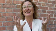 Påtroppende domprost, Kari Mangrud Alvsvåg, er kjent som en engasjert prest som vil mye. Her foran sin nye arbeidsplass: Fredrikstad domkirke. Foto: Erling Omvik