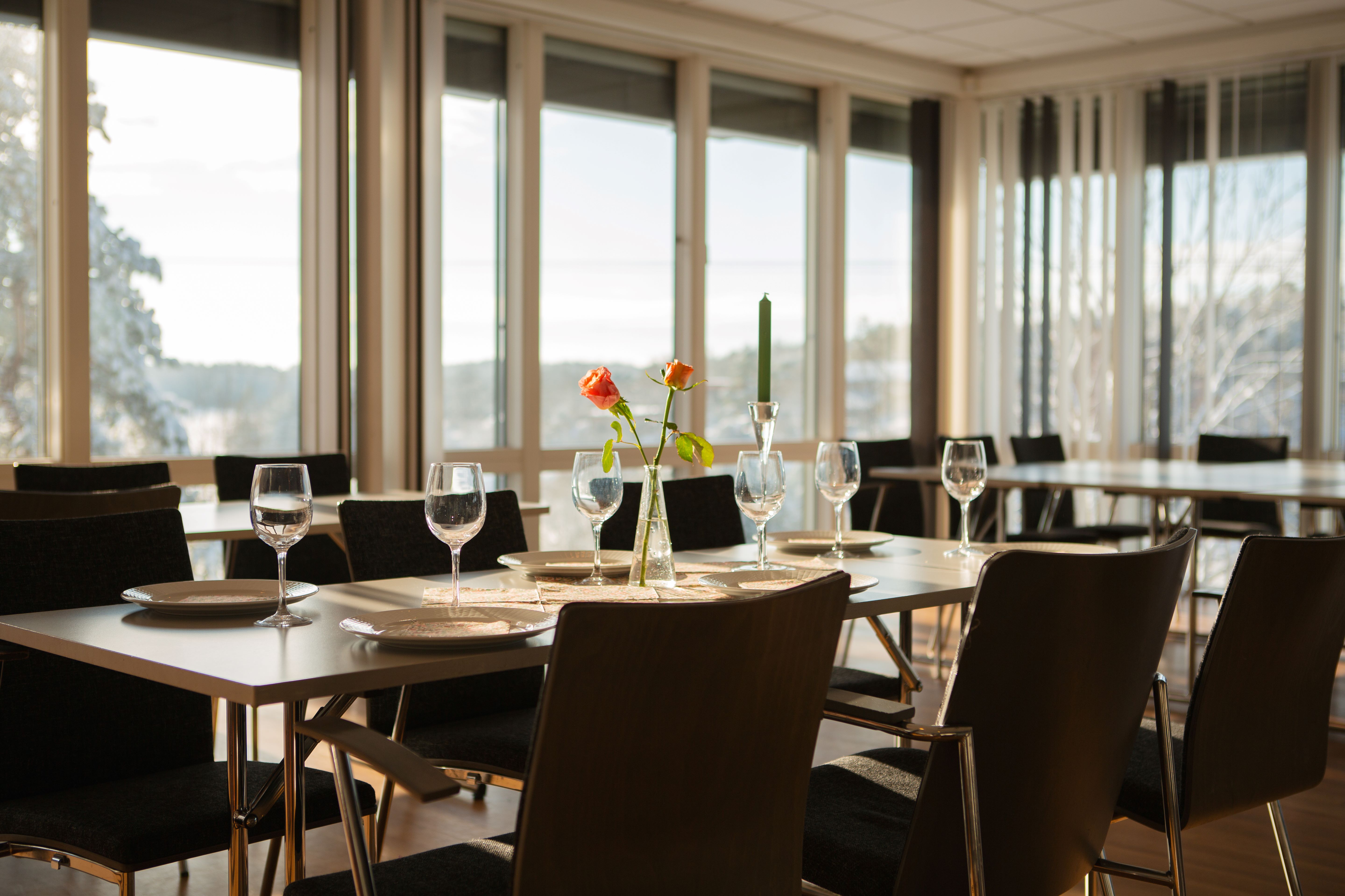 Kråkerøy menighetssenter har lyse lokaler med fin utsikt. Foto: Cecilia Riis Kjeldsen.