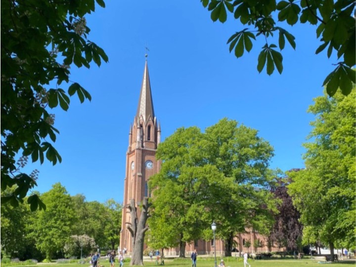 For noen er domkirken et sted man stikker innom av og til – til en gudstjeneste, en konsert, en lystenning under Åpen kirke eller høre noen vi kjenner som synger i kor. For andre er dette et hjem, et fellesskap der man kjenner både liturgien og menneskene. Vi ønsker at alle disse skal oppleve det samme: at dørene står åpne, og at kirken er et sted der mennesker blir sett, møtt og båret av fellesskapet – I byens puls. Dørene til kirken har stått åpne for menigheten, forbipasserende, besøkende og de som søker stillhet, fellesskap eller en bønn.’ Gjennom gudstjenester, konserter, diakoni, korarbeid, Åpen kirke, samarbeid med byen og nye møteplasser, har vi sammen fått erfare hva ‘Mer himmel på jord’ kan bety i praksis. Vi ser med takknemlighet tilbake – og med forventning fremover.