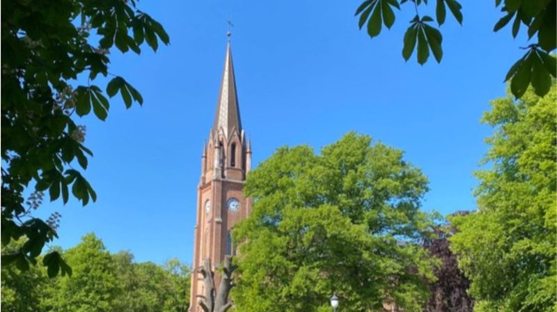 For noen er domkirken et sted man stikker innom av og til – til en gudstjeneste, en konsert, en lystenning under Åpen kirke eller høre noen vi kjenner som synger i kor. For andre er dette et hjem, et fellesskap der man kjenner både liturgien og menneskene. Vi ønsker at alle disse skal oppleve det samme: at dørene står åpne, og at kirken er et sted der mennesker blir sett, møtt og båret av fellesskapet – I byens puls. Dørene til kirken har stått åpne for menigheten, forbipasserende, besøkende og de som søker stillhet, fellesskap eller en bønn.’ Gjennom gudstjenester, konserter, diakoni, korarbeid, Åpen kirke, samarbeid med byen og nye møteplasser, har vi sammen fått erfare hva ‘Mer himmel på jord’ kan bety i praksis. Vi ser med takknemlighet tilbake – og med forventning fremover.