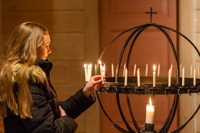Under allehelgen er det mange som besøker kirker, kapeller og gravlunder for å tenne lys (Foto: Ole Henrik Kongsvik)