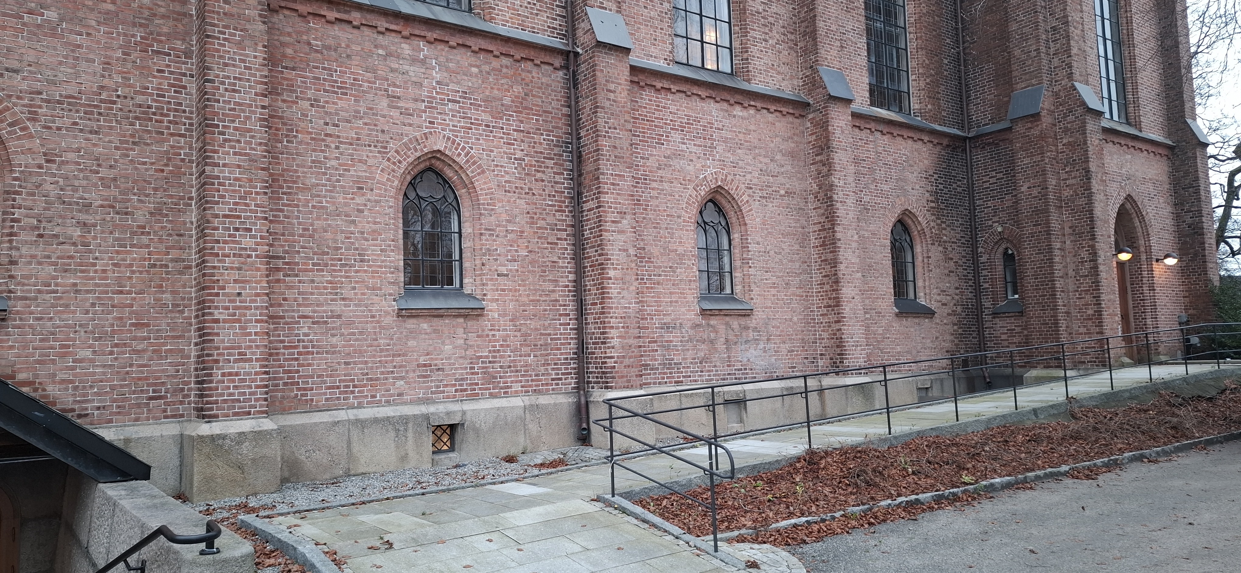 Rullestolrampe langs sørsiden av kirken (mot parken)