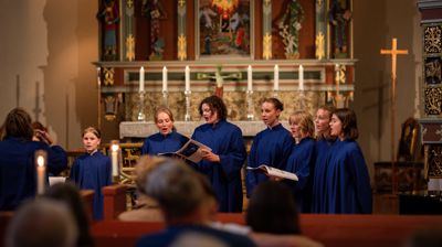 100 gir 100: Vil du støtte Åpen domkirke og Domkirkens jentekor? Giveraksjonen «100 gir 100» bidrar til at vi fortsatt kan lønne korleder til jentekoret,  og tilby ungdom noen timers lønn for å være klokker i gudstjenestene eller kirkeguide ved Åpen domkirke.