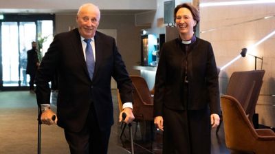 H. M. Kong Harald og biskop Kari Alvsvåg sammen ved bispevigslingen i Fredrikstad i 2022. Foto: June Bergh.