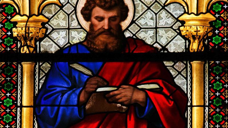 Evangelisten Markus skildret i et mosaikkvindu.