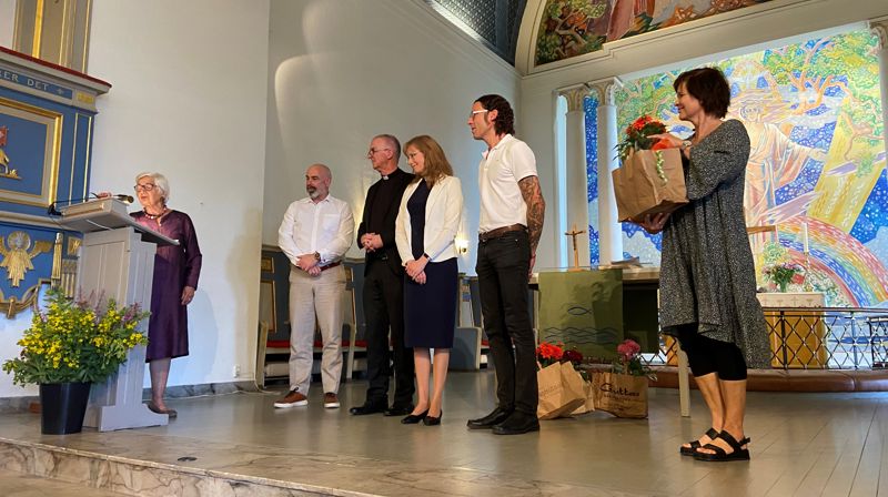 Bispevisitasen ble avsluttet med festgudstjeneste i Glemmen kirke. F.v. Menighetsrådsleder Merete Bache-Wiig, kirkeverge Asbjørn Paulsen, domprost Kåre Rune Hauge, sokneprest Hege Fagermoen, daglig leder Daniel Werlemo og menighetsrådsleder Anne-Lise Helgesen. Foto: Bjørn-Erik Nærby