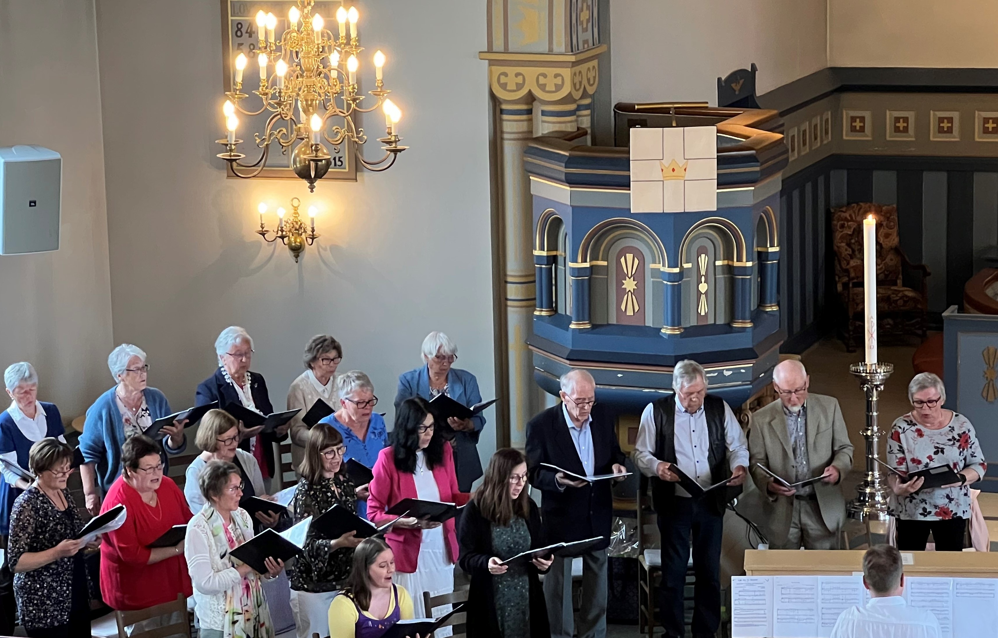 Rolvsøy kirkekor synger under vårkonserten 2022