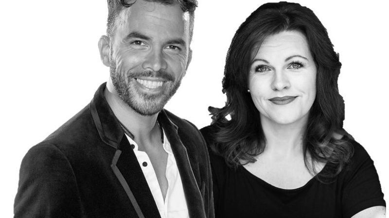 Morten og Renate Gjerløw Larsen setter normalt stor pris på at publikum synger med på konsertene deres. 12. september får ekteparet virkelig kost seg med allsang på grensen – til Sarpsborg – i Rolvsøy kirke. Foto: Morten Gjerløw Larsen