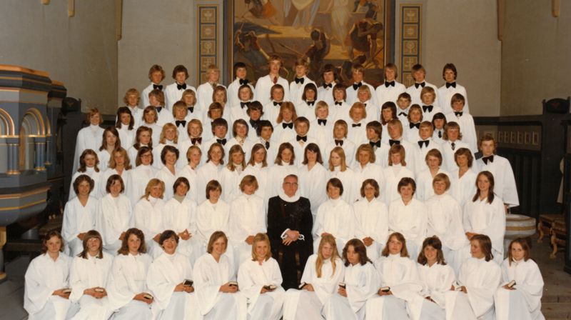 Konfirmantkullet i Rolvsøy 1976. Foto: Sollem. Takk til Åge Haugeli for lån av bildet!