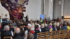 Thomas Berbom i Haugerud kirke under Trosterud/Haugerud-dagen i 2025, en årlige samling for familier i Haugerudparken. Foto: Den Gode Landsbyen.
