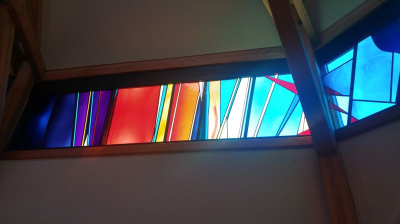 Utsnitt frå glasmaleri i kapellet