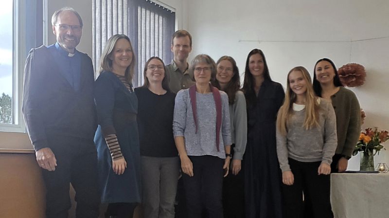 F.v.: Hallvard Nordstrand, Lillian Bjørdal, Margaret Haugland, Dag-Filip Roaldsnes, Inger Magelssen Godø, Gunnhild Bremer, Katrine Ruth Overå, Susanne Moe Roaldsnes, Emma Dyb