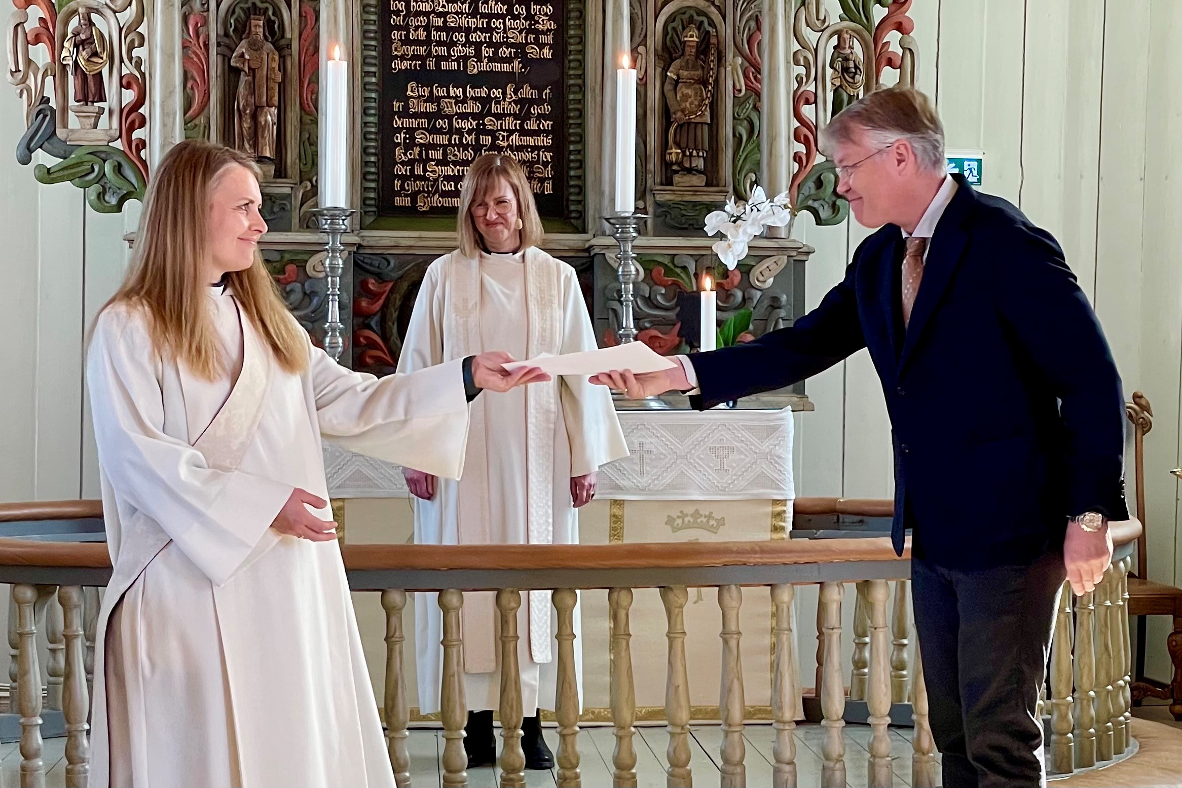 Menighetsrådets leder, Roar Sollie, overrekker tjenestebrev fra biskopen i Borg.