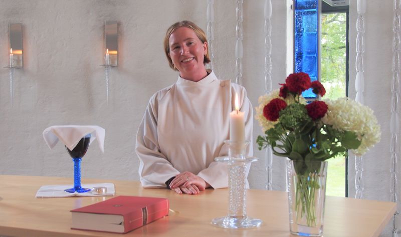 Eli-Kristin Sjøli Ulsund arbeider som sokneprest i Brandbu og Bjoneroa sokn. Bildet er fra Grymyr kirke. Foto: Anne-Lise Mellum