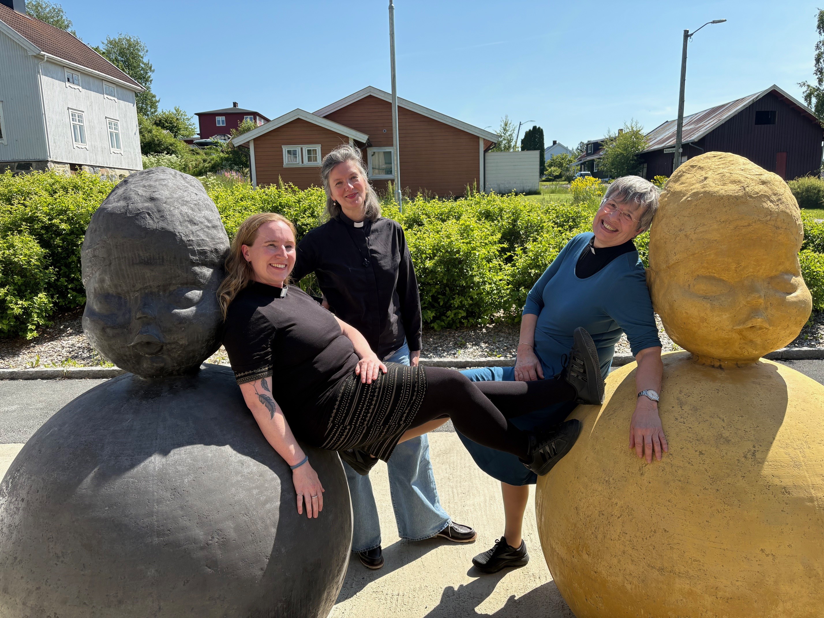 Eli-Kristin Sjøli Ulsund, Therese Wagle Bazard og Anne Jørstad er sokneprester i Gran. De ser fram til å møte de nye konfirmantene i høst! (foto: Inger Stensrud Haug).