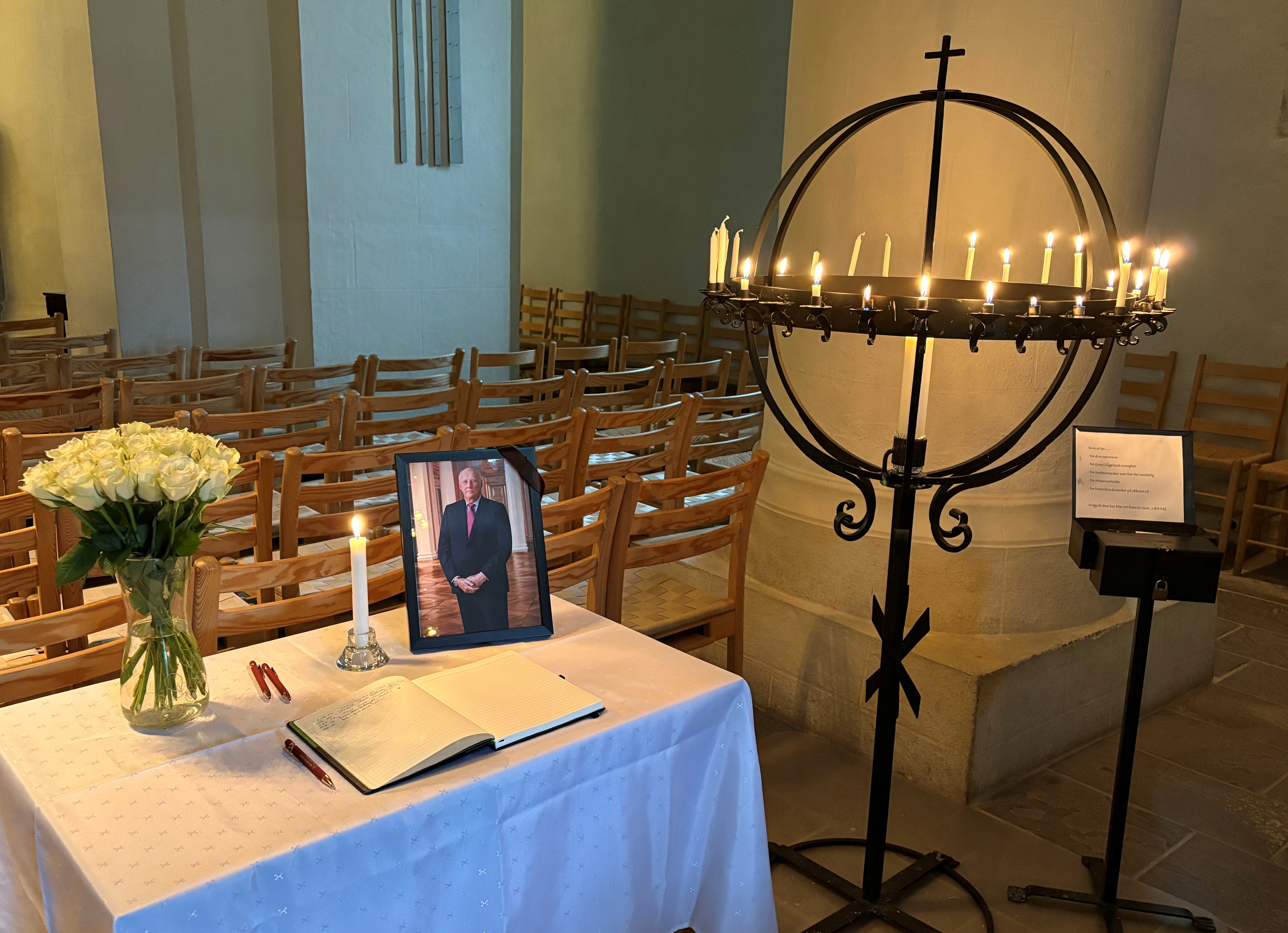 Nikolaikirken er åpen hver dag fram til H. M. Kong Harald Vs gravferd, onsdag 9. september. Foto: Kirken i Gran/Inger Stensrud Haug.