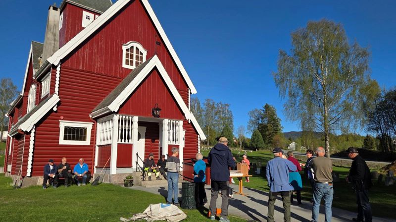 Dugnaden er ferdig og kaffe og kringle smakte godt i solveggen ved Moen kirke. Foto Kirken i Gran 2025.