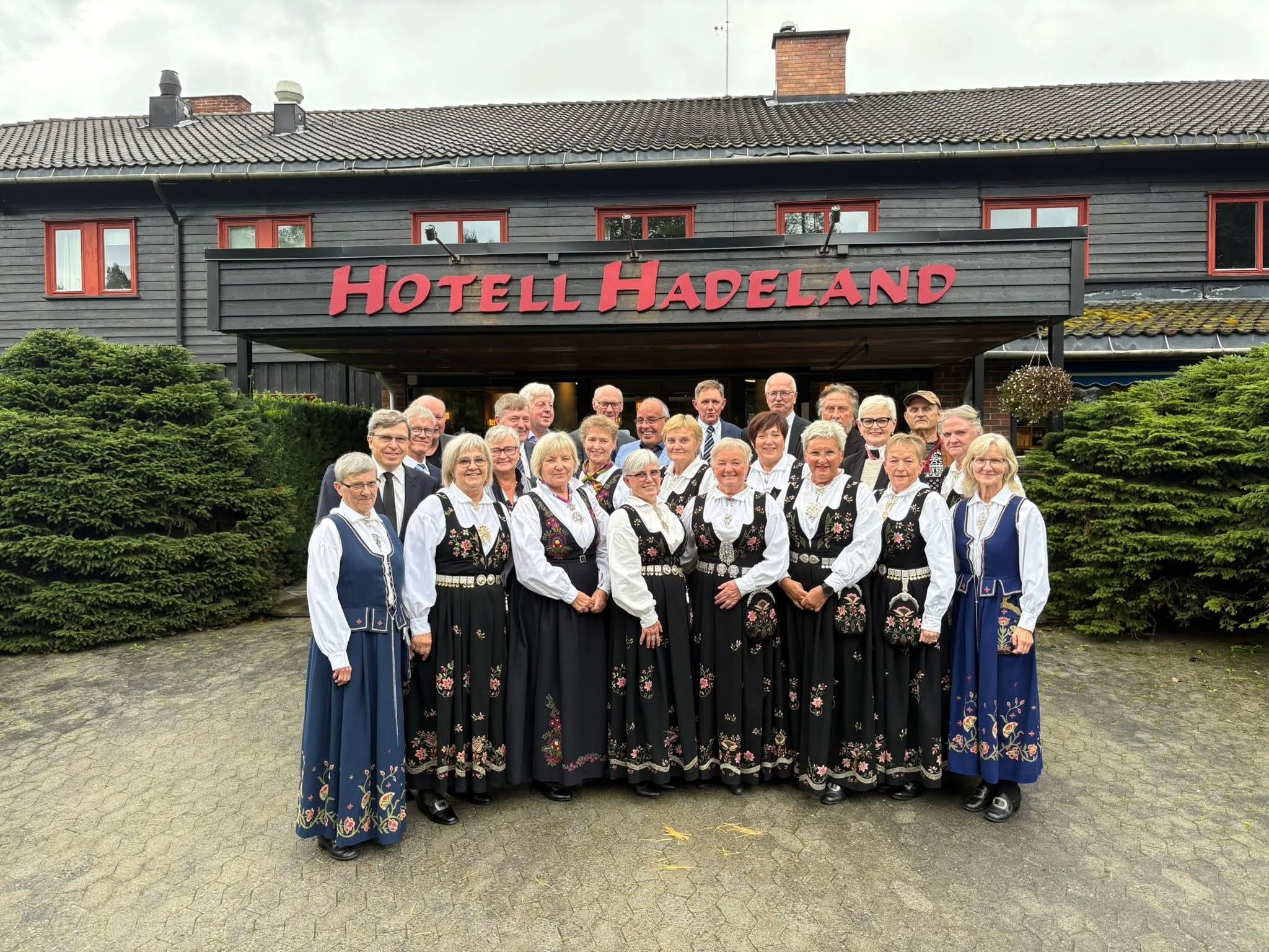 Gullkonfirmantene 2025 som ble konfirmert i henholdsvis Nikolaikirken, Ål kirke og Grymyr kirke. Privat foto. 