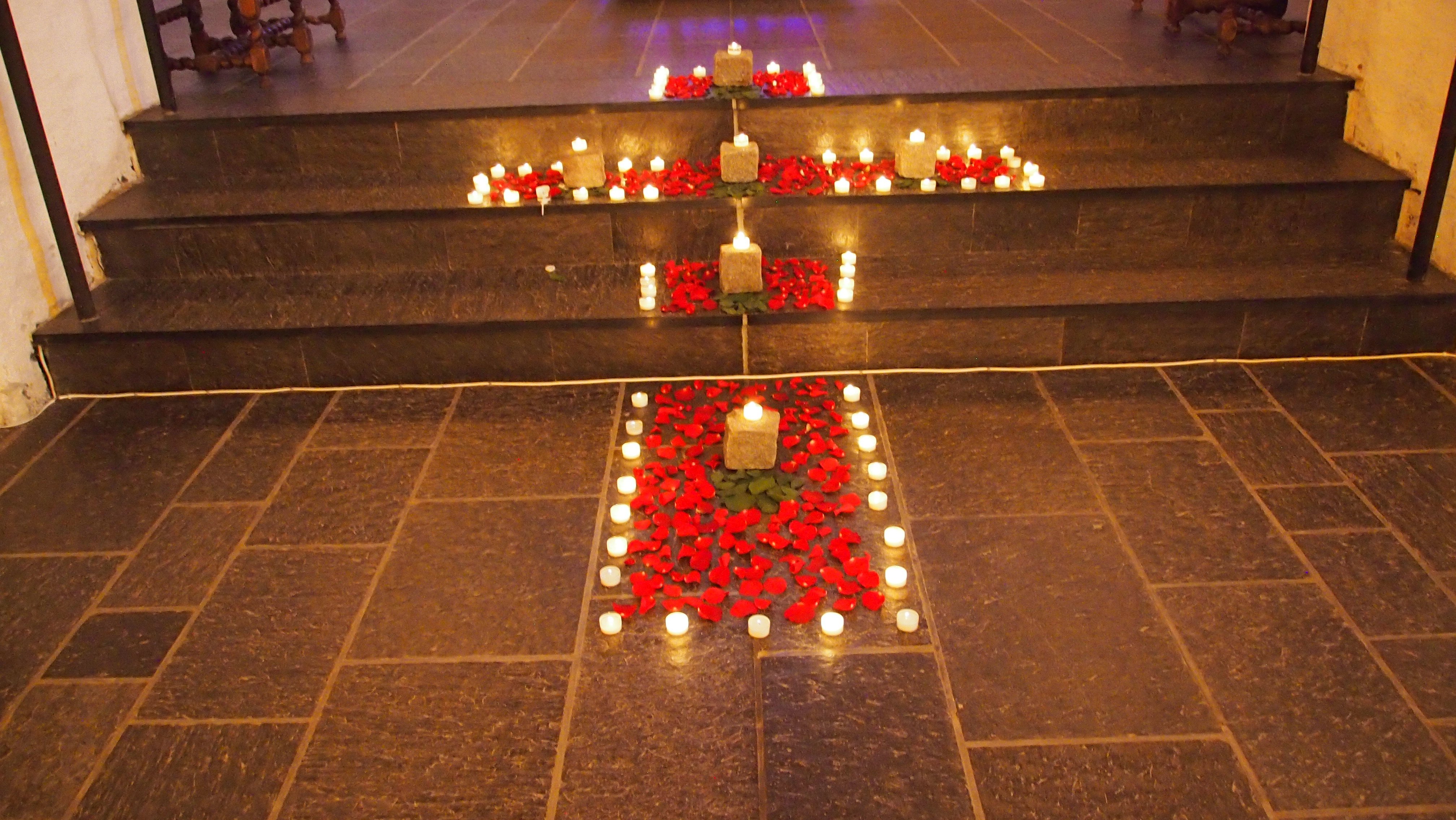 Tirsdag 29. juli på Olavsdagen/Olsok ønsker vi velkommen til tradisjonsrik olsokmesse i Mariakirken kl. 20.00. Her er bilde av kors formet av lys og roseblader ved en tidligere olsokmesse samme sted (foto: Anne-Lise Mellum). 