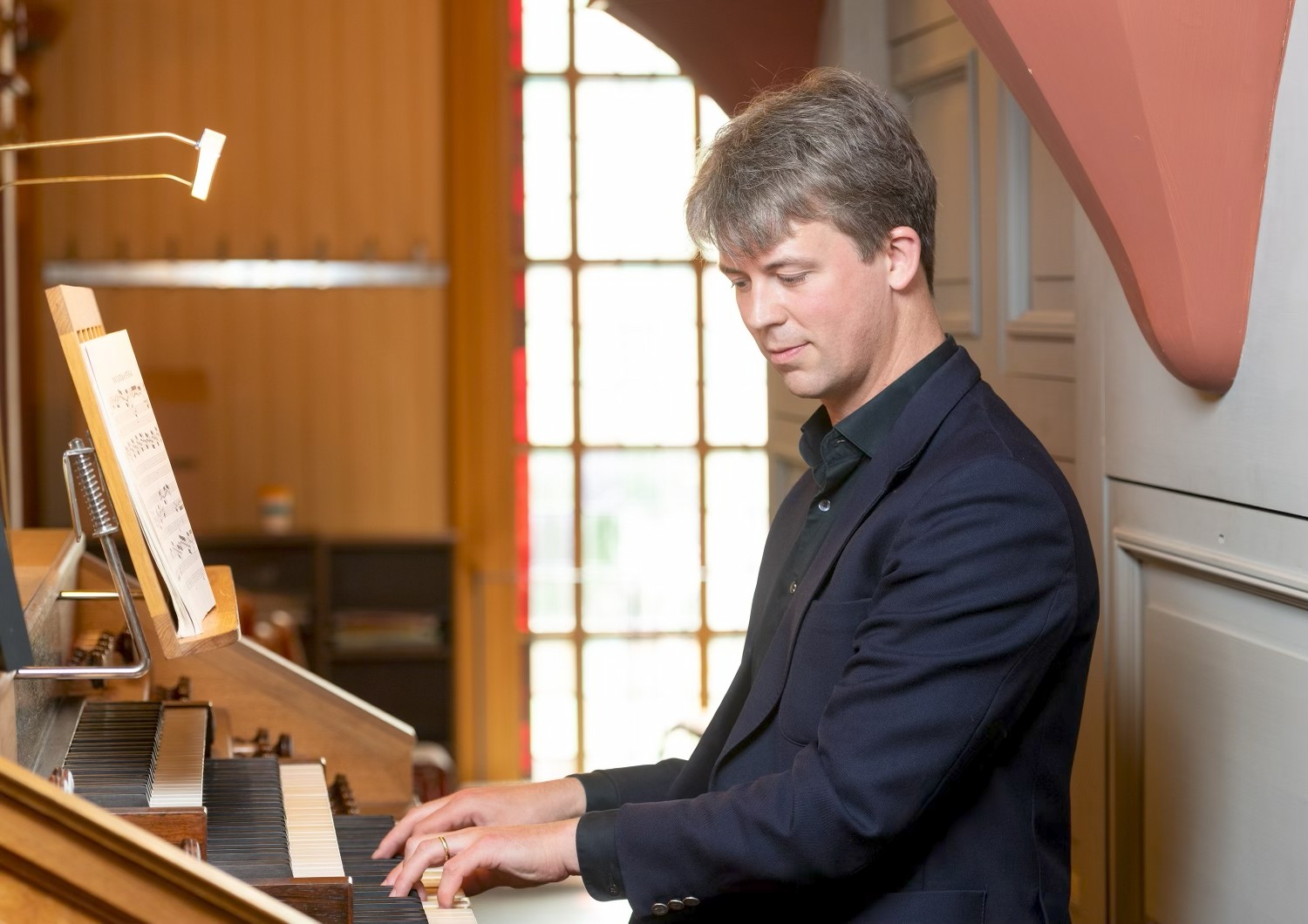 Søndag 20. juli er det klart for orgelkonsert med en meget dyktig musiker; Paul Wilmot spiller på Ahrend-orgelet i Sommerkonserter 2025 i Mariakirken (fotorettigheter; Paul Wilmot).   