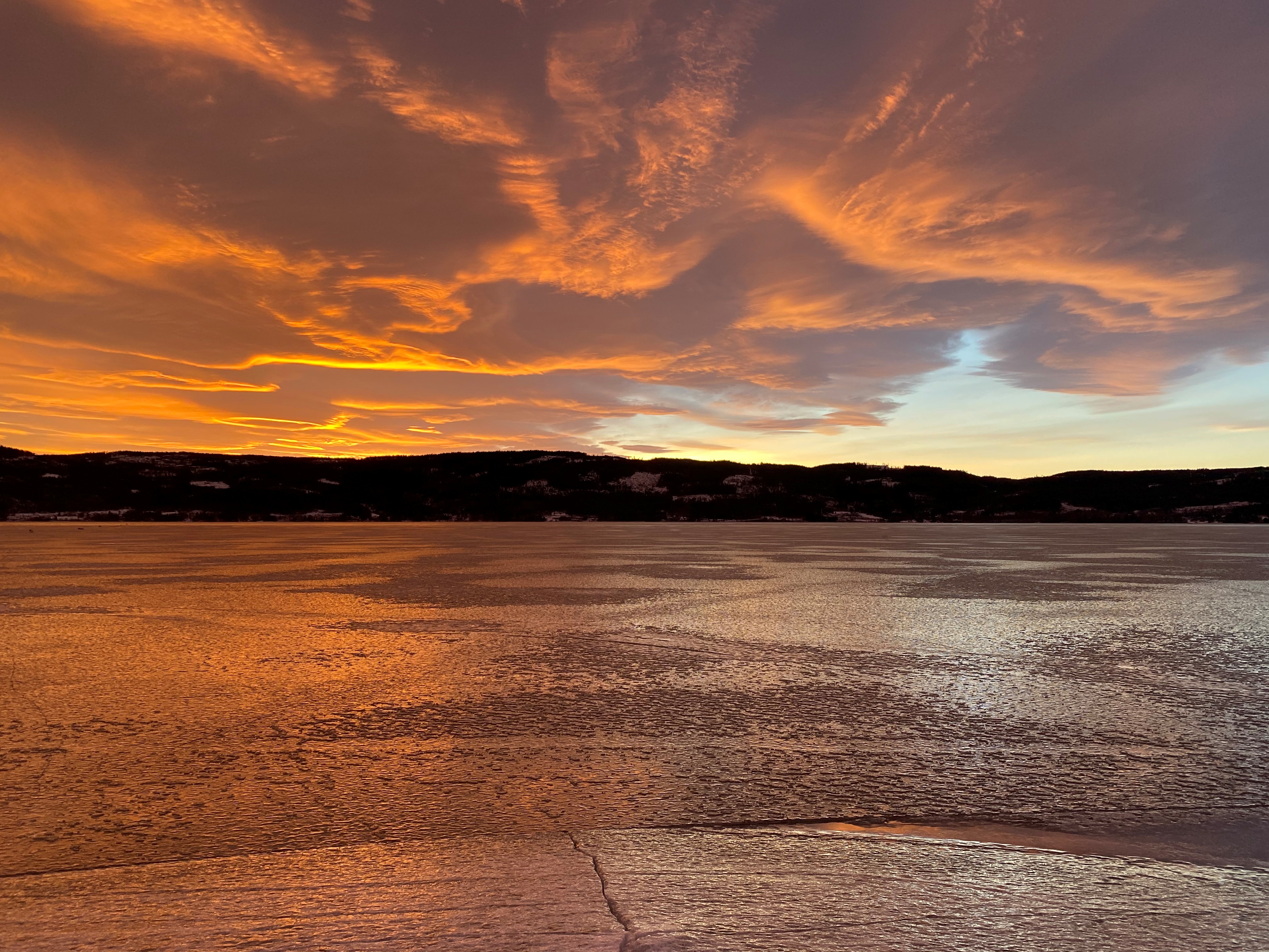 En islagt Randsfjorden gir hvilepuls å se på. Foto: Kirken i Gran/Inger S. Haug. 