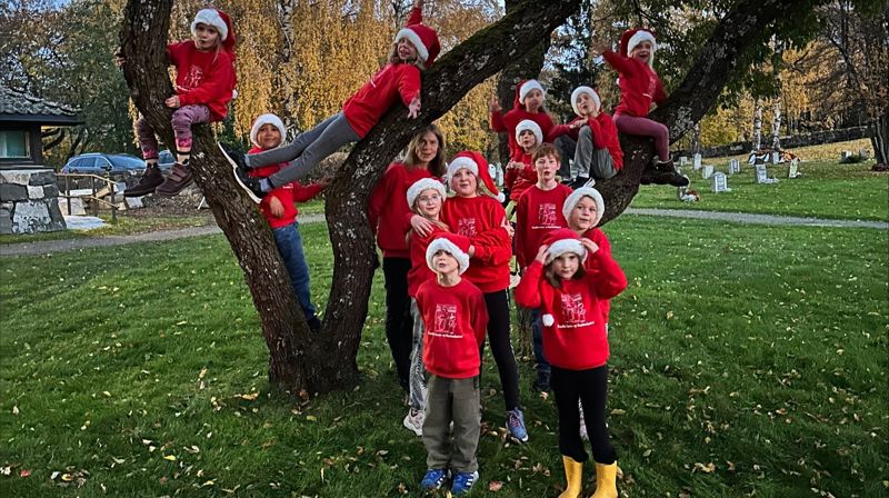 Brandbu Barnekantori har pyntet seg til jul sammen med korleder Marit Wesenberg. Foto: Hans J. Kvåle 2025.