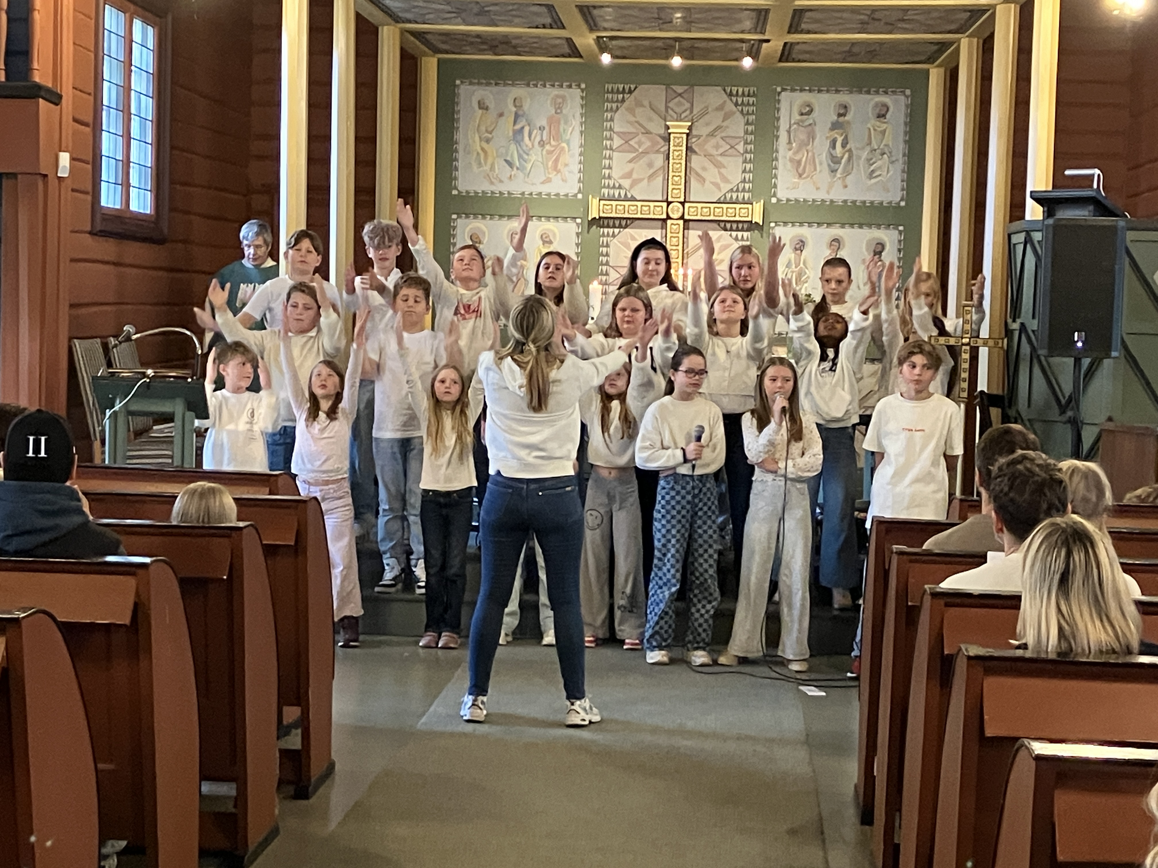 Gran Soul Children sang under gudstjeneste i Ål kirke, høsten 2024. Foto: Kjersti H. Tysland. 