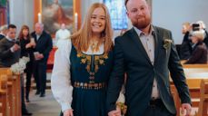 Drop-in-bryllup ble arrangert i Årnes kirke i Nes på Romerike. Flere par ble vigd på Valentinsdagen. Foto: Den norske kirke.