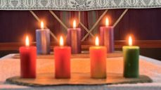 Regnbuelys foran altertavlen i Nes kirke. Foto: Eli-Kristin Sjøli Ulsund.