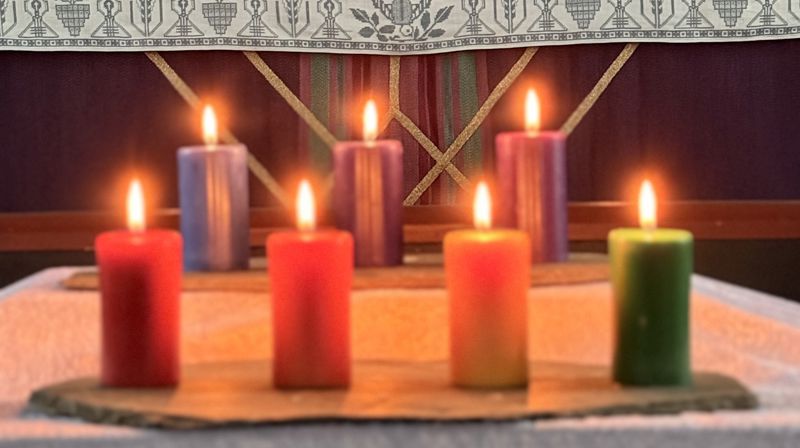 Regnbuelys foran altertavlen i Nes kirke. Foto: Eli-Kristin Sjøli Ulsund.