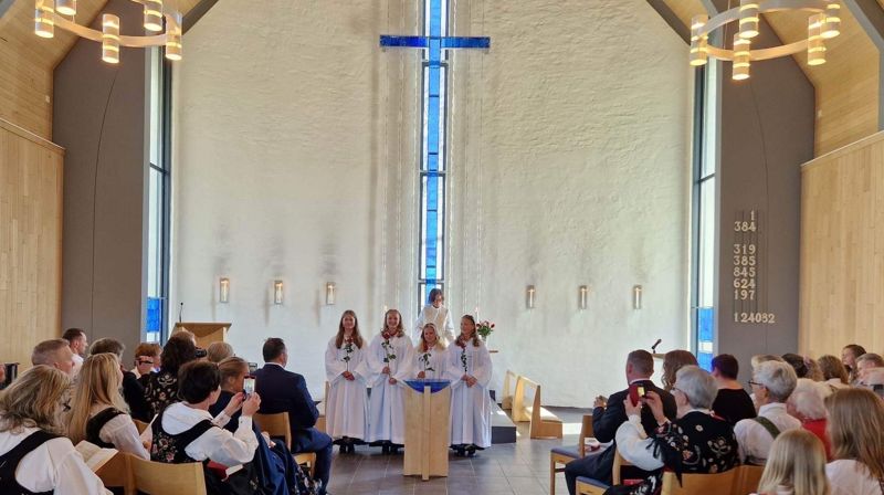 Konfirmasjon i Grymyr kirke med konfirmanter, prest Therese Wagle Bazard og festkledde gjester. Foto: Jan Myrvold.